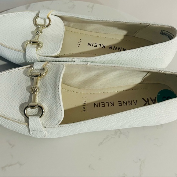 White loafers Anne Klein. New without tags - Picture 2 of 3